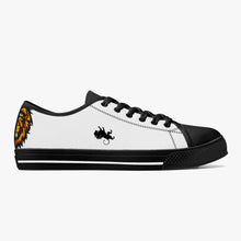 Afbeelding in Gallery-weergave laden, Most High Win: Low Canvas Shoes - White/Black
